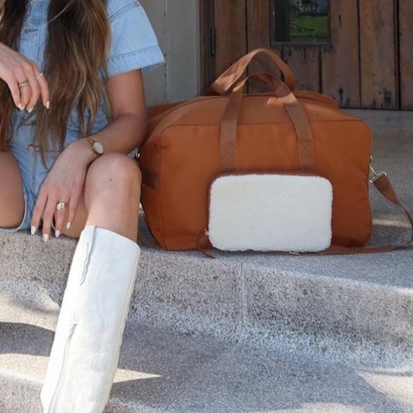 Brand New Weekender Duffle Travel Bag Removable Faux Sherpa Pouch Crossbody - Picture 3 of 15